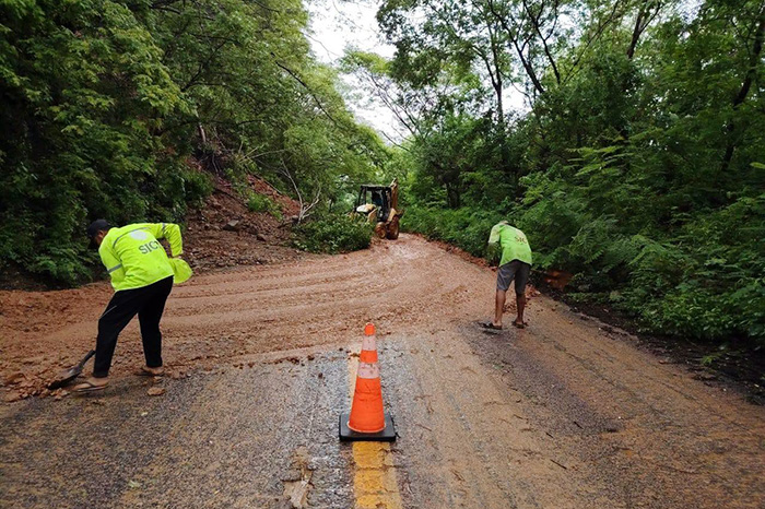 Personal de la SICT retira materiales que obstruyen carreteras de Michoacán tras el huracán Simón.