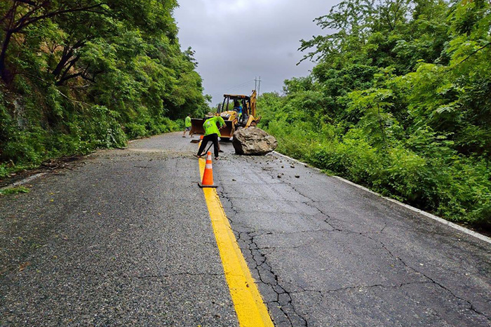 Personal de la SICT retira materiales que obstruyen carreteras de Michoacán tras el huracán Simón.
