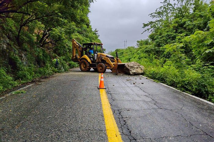 Personal de la SICT retira materiales que obstruyen carreteras de Michoacán tras el huracán Simón.