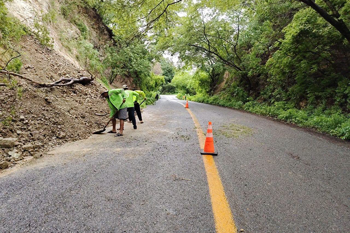 Personal de la SICT retira materiales que obstruyen carreteras de Michoacán tras el huracán Simón.