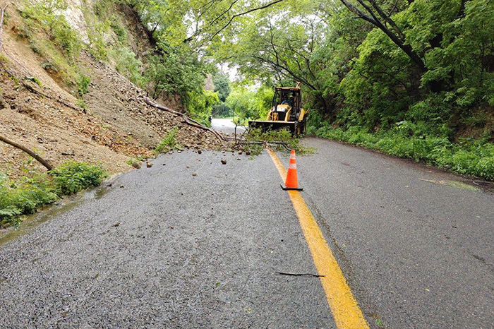 Personal de la SICT retira materiales que obstruyen carreteras de Michoacán tras el huracán Simón.