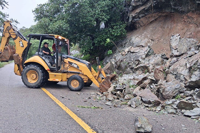 Personal de la SICT retira materiales que obstruyen carreteras de Michoacán tras el huracán Simón.