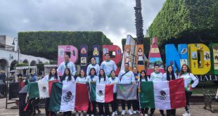 Estudiantes del CECyTEM Puruándiro posan previo a su viaje a la muestra científica MUCYTEC en Perú.