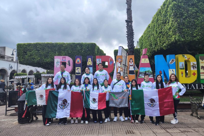 Estudiantes del CECyTEM Puruándiro posan previo a su viaje a la muestra científica MUCYTEC en Perú.