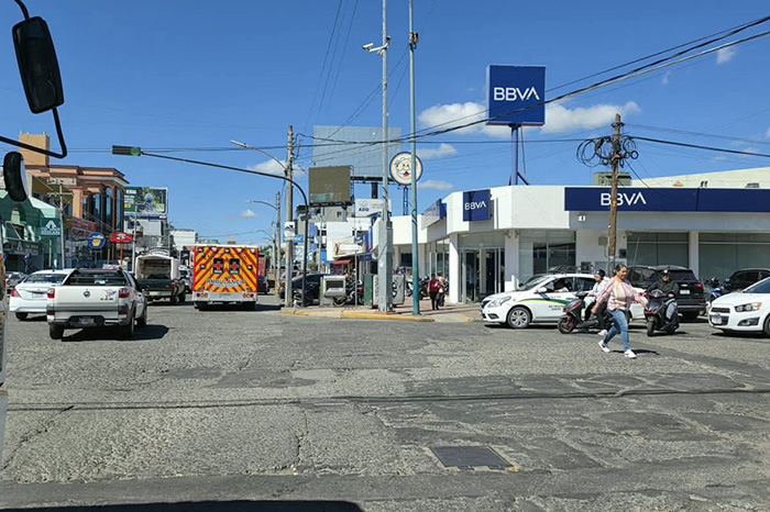 Operativo policial tras presunto asalto a una cuentahabiente en una sucursal bancaria de la colonia Jardinadas, en Zamora.