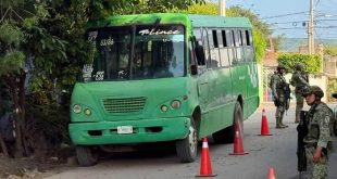 Autobús de transporte público atacado a balazos mientras trasladaba estudiantes en Escuinapa, Sinaloa.
