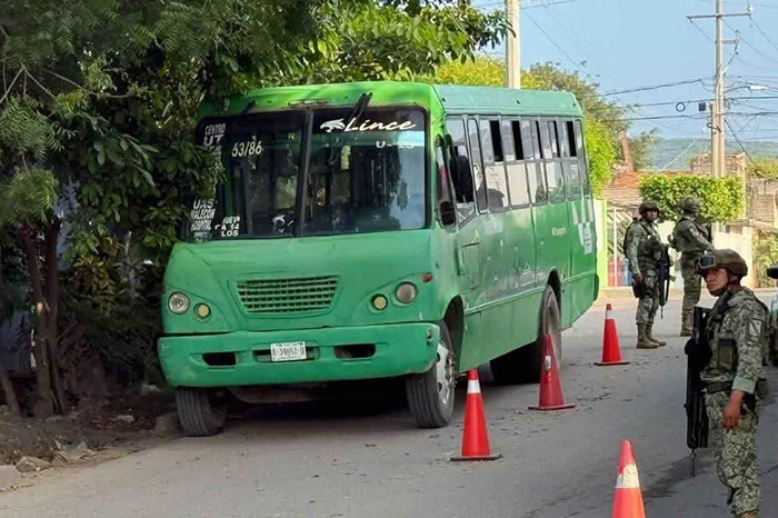 Autobús de transporte público atacado a balazos mientras trasladaba estudiantes en Escuinapa, Sinaloa.