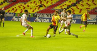 Jugadores del Atlético Morelia celebrando la anotación de Daniel Zamora ante Coyotes de Tlaxcala en el Estadio Morelos.