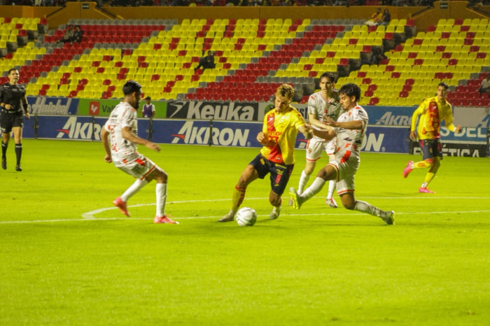 Jugadores del Atlético Morelia celebrando la anotación de Daniel Zamora ante Coyotes de Tlaxcala en el Estadio Morelos.