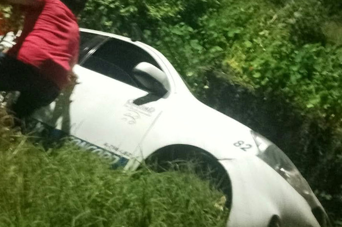 Automóvil que cayó a un canal de aguas negras en la Tenencia Morelos, al sur de Morelia.