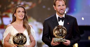 Harry Kane y Alexia Putellas posando con sus trofeos del Balón de Oro en el London Palladium.