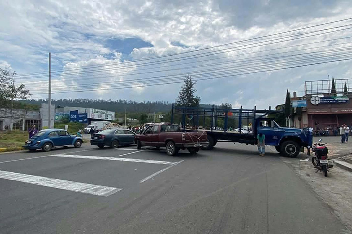 Habitantes bloquean la carretera Morelia-Pátzcuaro para denunciar tala de árboles en Tacámbaro.