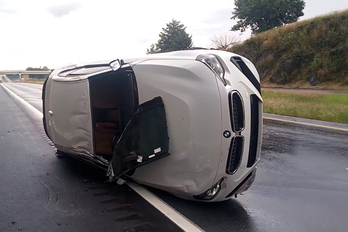 BMW vuelca en la autopista México-Guadalajara, cerca de Panindícuaro