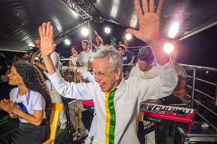 Caetano Veloso durante el acto musical por la democracia en la playa de Copacabana, Río de Janeiro.