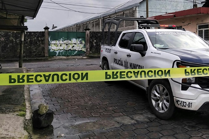 Camioneta Renault con impactos de bala tras un ataque en el Barrio Mágico de San Pedro, en Uruapan.