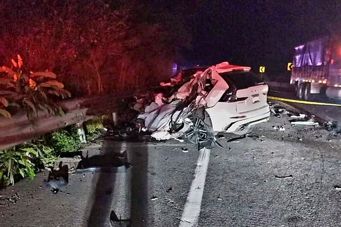 Camioneta involucrada en un choque contra un camión de carga en la Autopista Siglo XXI, cerca de Cuatro Caminos.