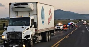 Camión de carga involucrado en un choque fatal sobre la carretera Morelia-Salamanca, en el municipio de Cuitzeo.
