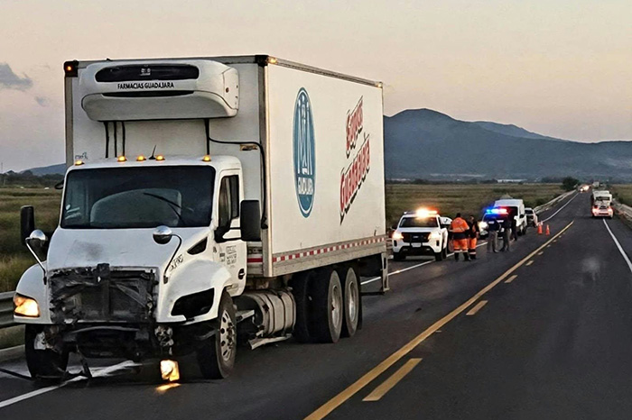 Camión de carga involucrado en un choque fatal sobre la carretera Morelia-Salamanca, en el municipio de Cuitzeo.