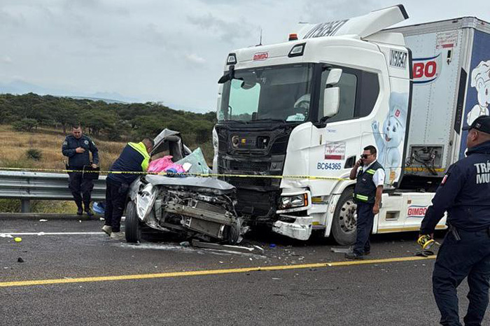 Choque entre un Nissan Versa y un camión de carga en el Libramiento Oriente de La Piedad.