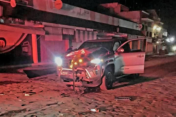 Camioneta Toyota Tacoma y motocicleta involucradas en un choque frontal mortal en Jiquilpan, Michoacán.