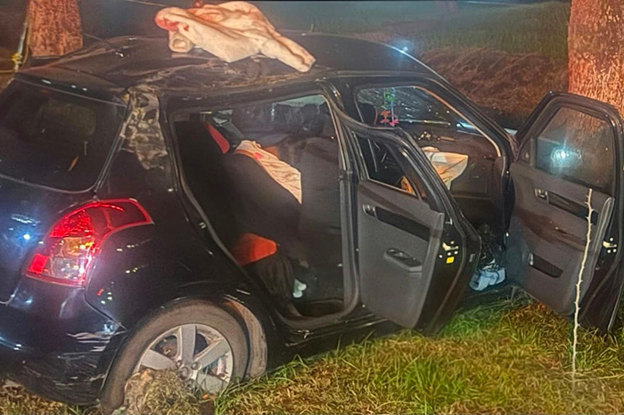 Automóvil Suzuki negro accidentado tras chocar contra un árbol en el Libramiento Norte de Morelia.