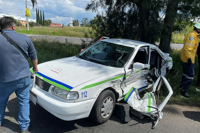 Choque entre taxi y auto deja tres heridos en la Morelia-Pátzcuaro
