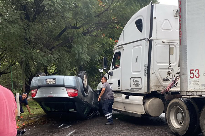 Auto Dodge Charger volcado tras chocar contra un tráiler en el Libramiento Oriente de Uruapan.