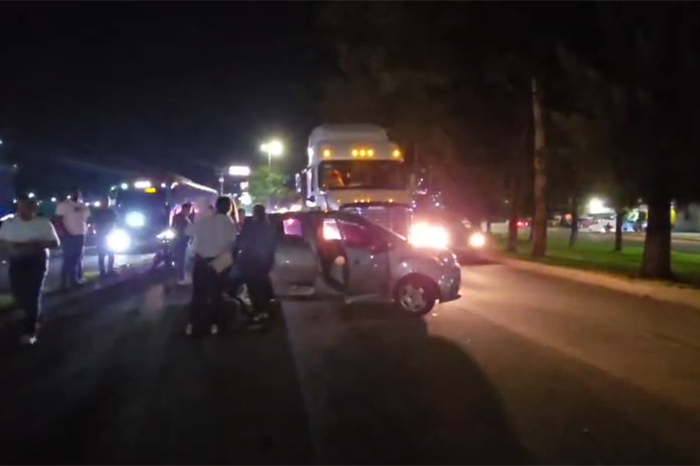 Chevrolet Spark impactado por un tráiler en el Libramiento Norte de Morelia; los cinco integrantes de la familia resultaron ilesos.