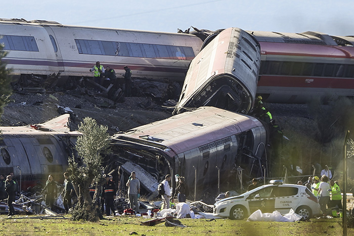 Choque de dos trenes de alta velocidad en España con labores de rescate en la provincia de Toledo.