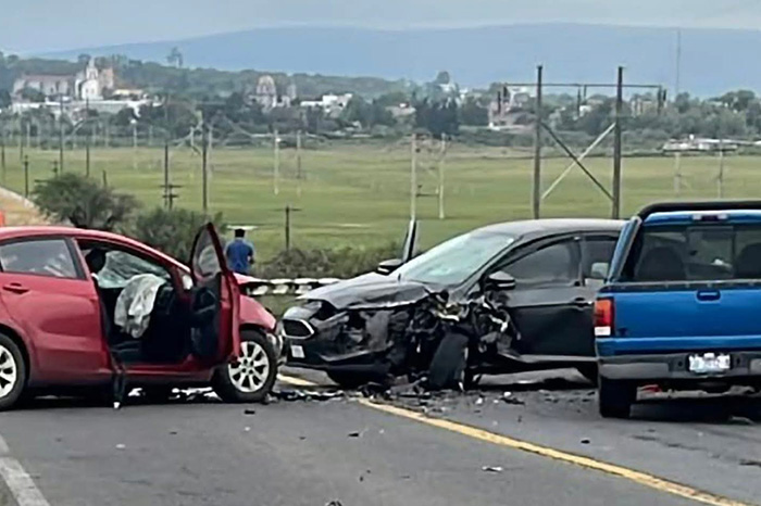Choque entre tres vehículos en la carretera Morelia-Salamanca, cerca de Cuitzeo.