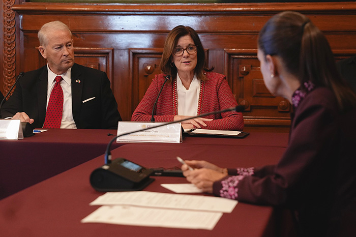 Claudia Sheinbaum y el embajador Ronald Johnson, tras la polémica por el proyecto de una academia policial en Querétaro.
