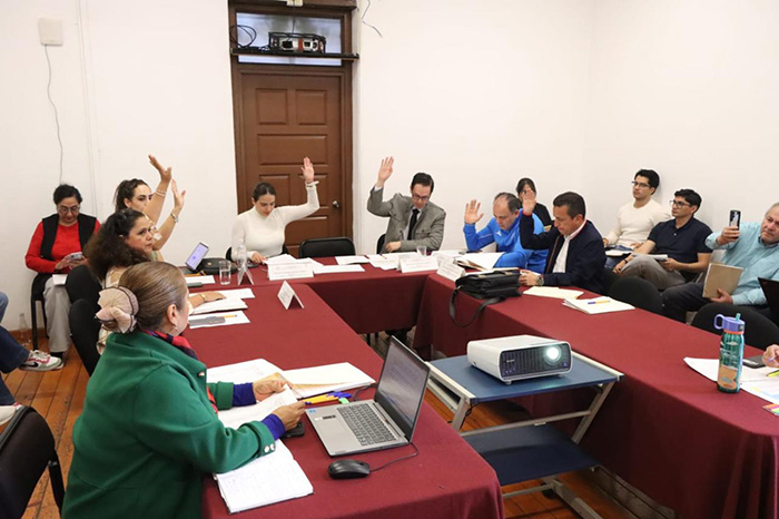 Legisladores del Congreso de Michoacán durante la revisión de las leyes de ingresos municipales para el ejercicio fiscal 2027.