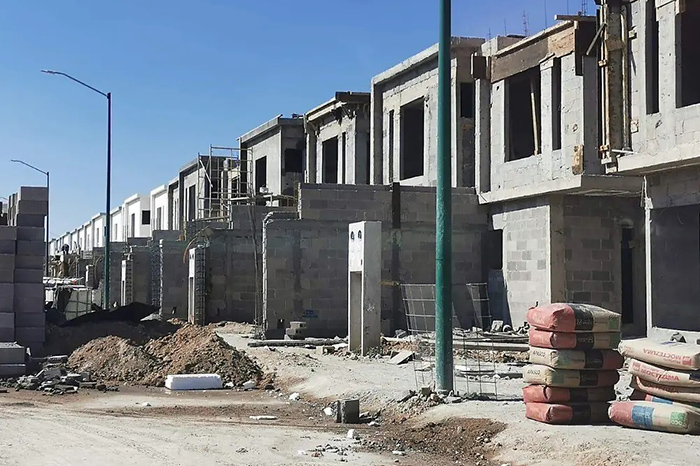 Vista de un desarrollo residencial y sistemas de drenaje pluvial en Michoacán.