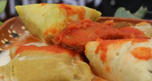 Platillos tradicionales de la gastronomía michoacana, como enchiladas placeras y corundas, preparados en el Mercado San Agustín de Morelia.