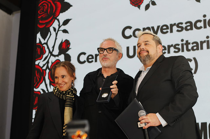 Alfonso Cuarón recibe la Medalla Filmoteca UNAM durante el Festival Internacional de Cine de Morelia.
