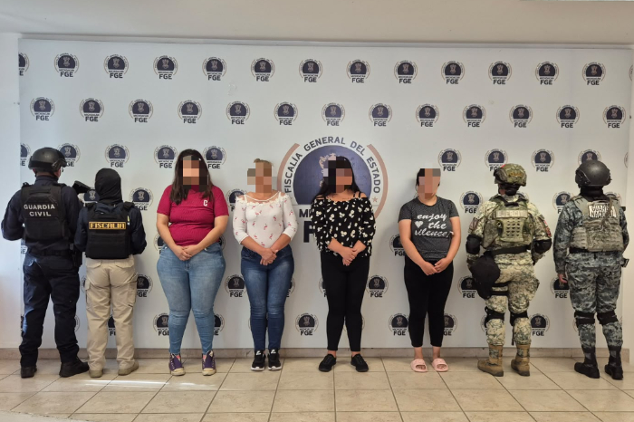 Elementos de la Policía de Investigación trasladando a personas detenidas en Morelia por delitos de alto impacto.