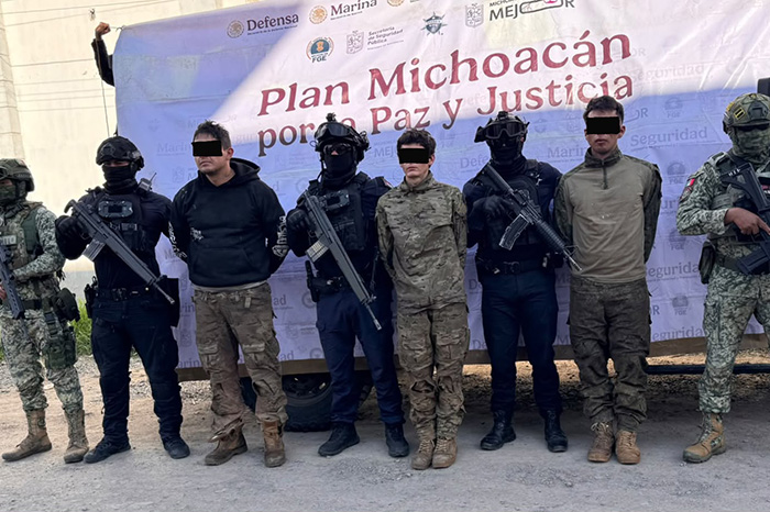 Operativo de la SSP y el Ejército Mexicano para detener a tres presuntos integrantes de una célula delictiva en Jiquilpan.