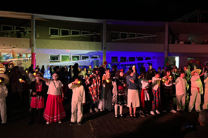 Alumnos del Conservatorio de Las Rosas celebran el Día de Muertos con altares y presentaciones musicales.
