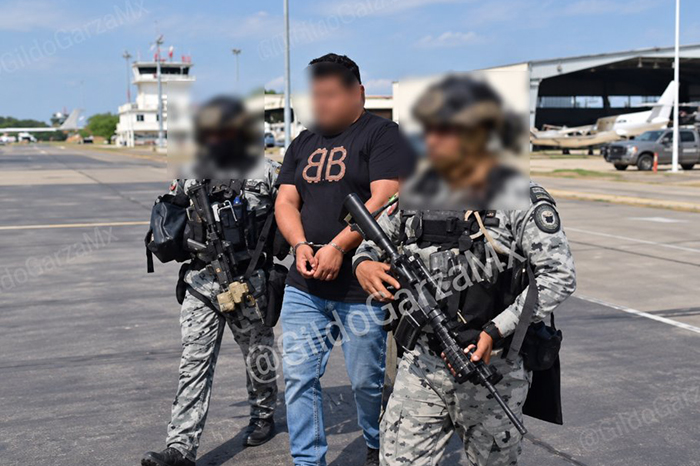 Elementos del Ejército Mexicano desplegados en Tamaulipas tras bloqueos relacionados con la captura de un presunto líder del Cártel del Golfo.