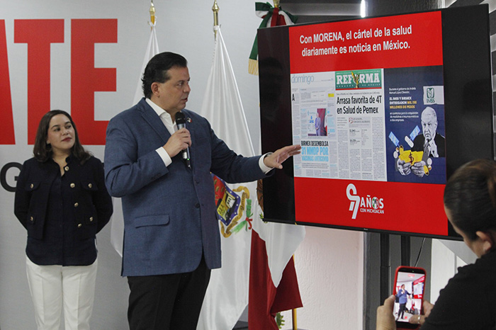 Memo Valencia durante una denuncia sobre presuntas irregularidades en la construcción del hospital del IMSS en Uruapan.