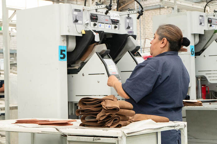 Mujer trabajando en una empresa de manufactura.