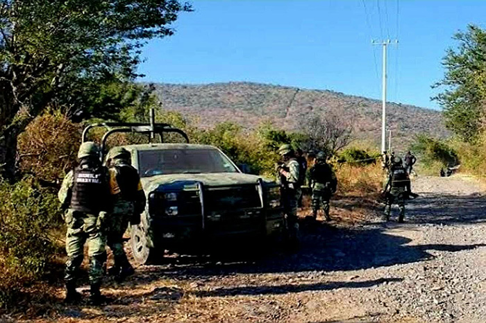 Operativo del Ejército Mexicano en una zona rural de Cotija, Michoacán, tras un enfrentamiento armado.