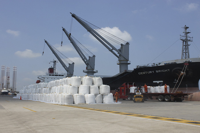 Contenedores y operaciones logísticas en aduanas mexicanas para el control de mercancías de importación.