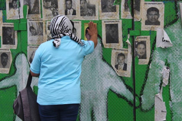 Foto de colectivos sociales y familias de personas desaparecidas.