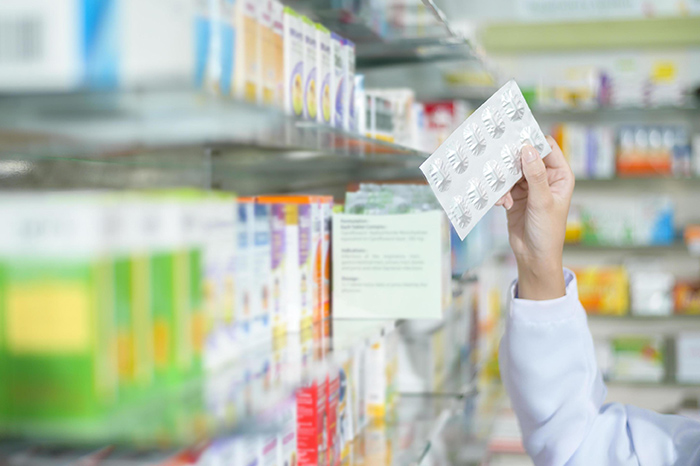 Medicamentos e insumos médicos almacenados en una farmacia del sector salud público en México.