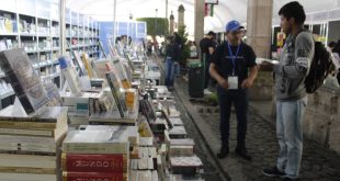 Visitantes recorriendo stands y foros en el último día de la Feria Internacional del Libro de Morelia.