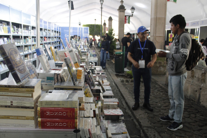 Visitantes recorriendo stands y foros en el último día de la Feria Internacional del Libro de Morelia.
