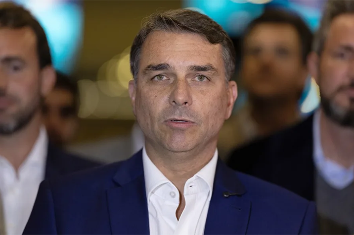 Flávio Bolsonaro denuncia que un juez ordenó entregar su pasaporte tras perder las elecciones presidenciales en Brasil.