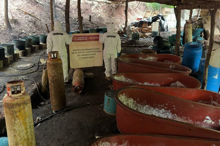 Operativo de fuerzas federales en un laboratorio clandestino de metanfetamina localizado en Carricitos, Durango.