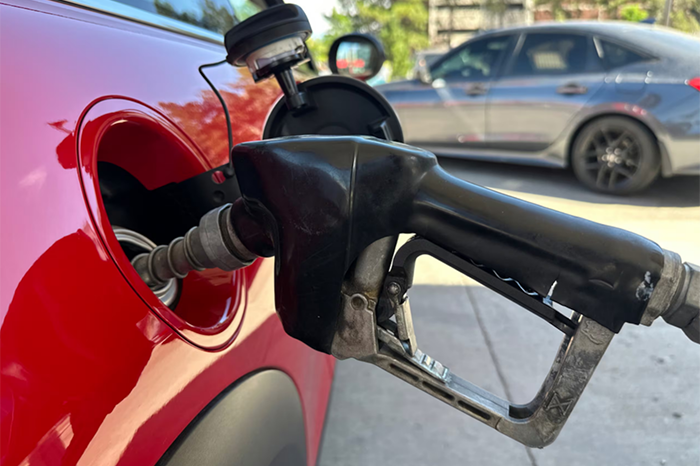 Alto precio de la gasolina pone a Trump bajo presión electoral